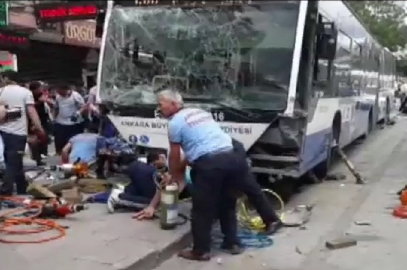 Ankara’da otobüs durakta bekleyen yolculara çarptı: 12 ölü